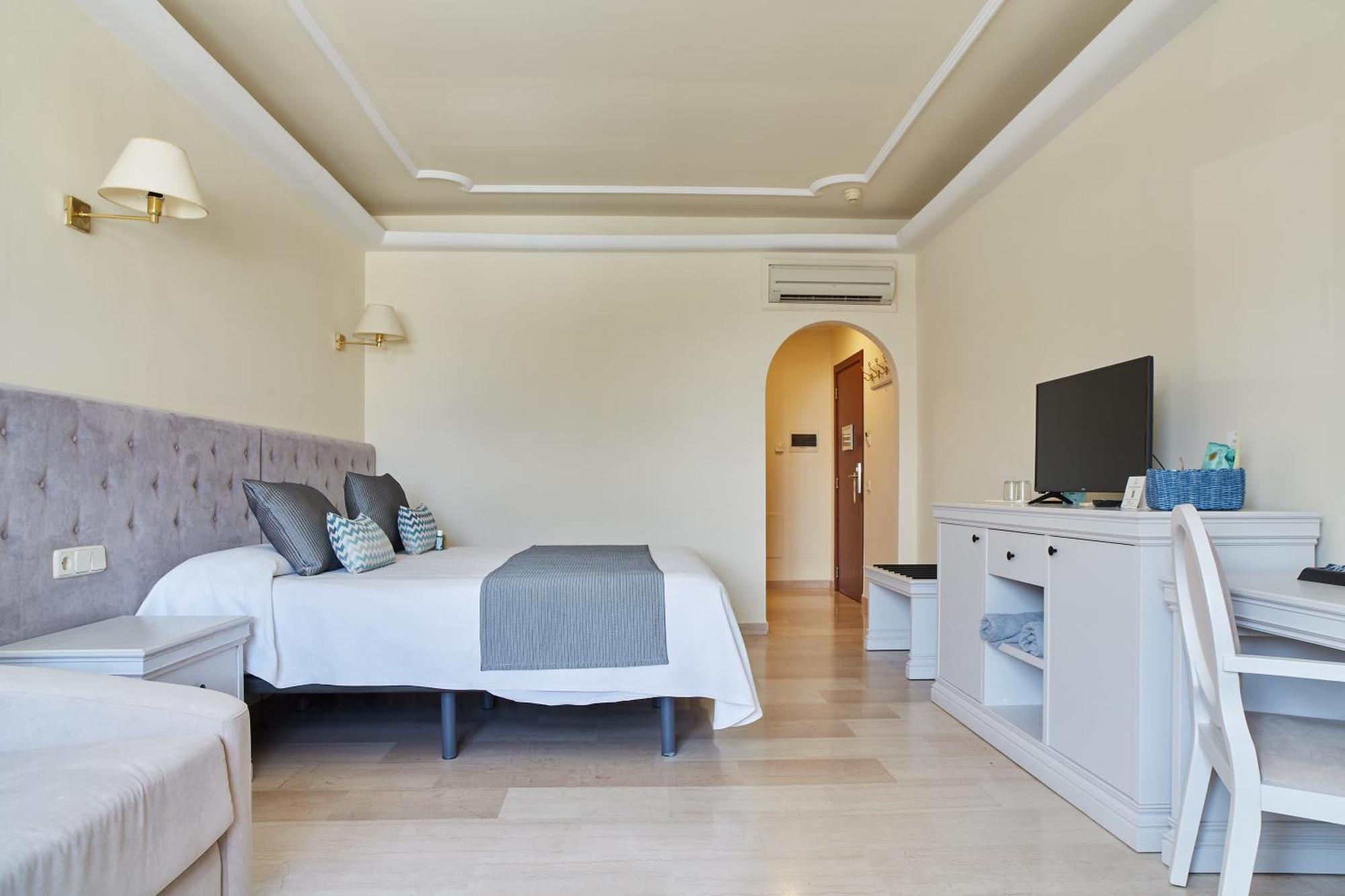 Grand Hotel Palladium Santa Eulalia Del Rio Exterior photo