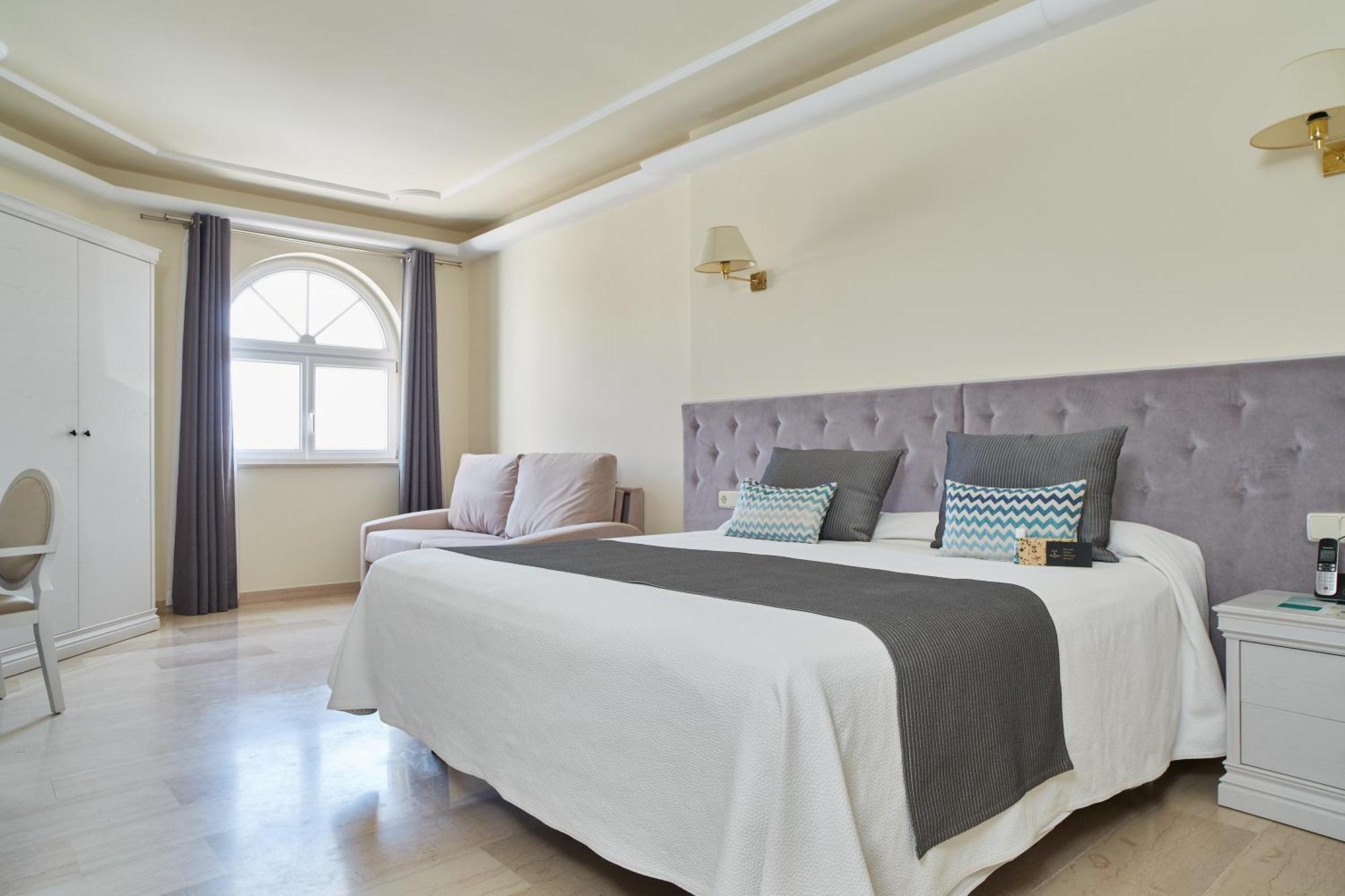 Grand Hotel Palladium Santa Eulalia Del Rio Exterior photo