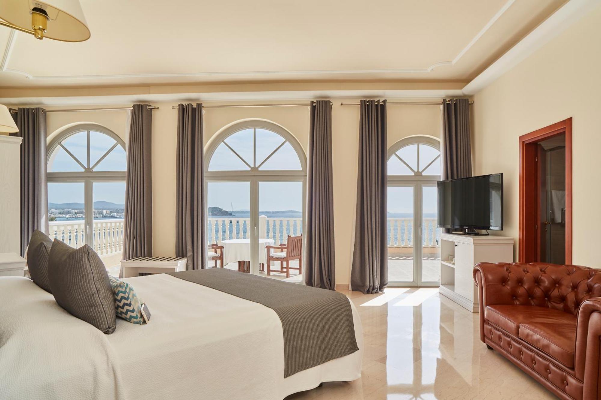 Grand Hotel Palladium Santa Eulalia Del Rio Exterior photo