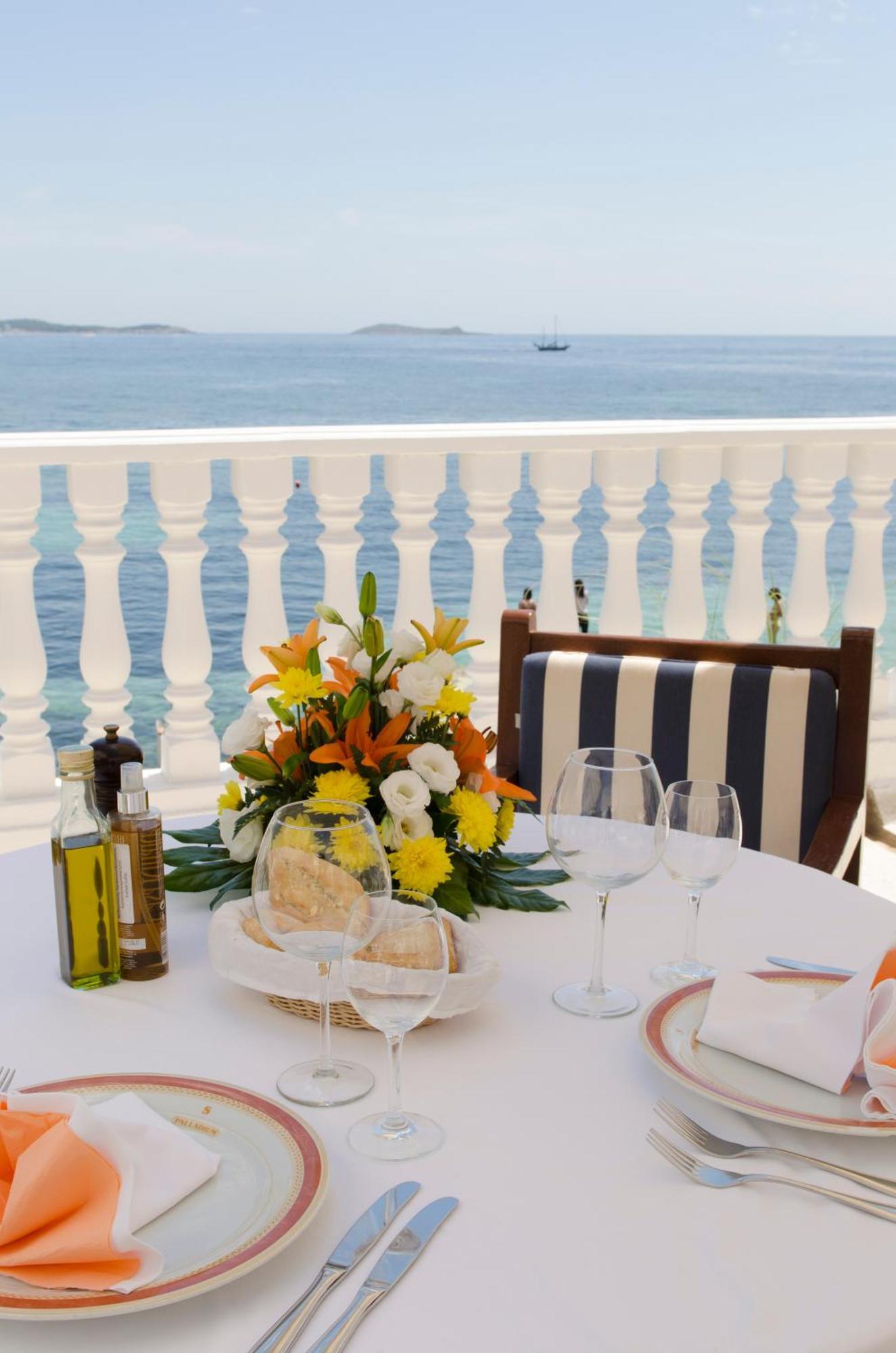Grand Hotel Palladium Santa Eulalia Del Rio Exterior photo