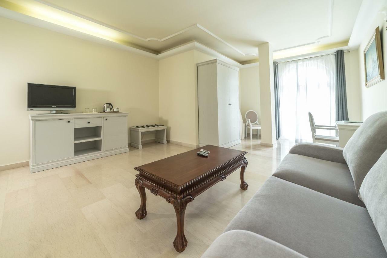 Grand Hotel Palladium Santa Eulalia Del Rio Exterior photo